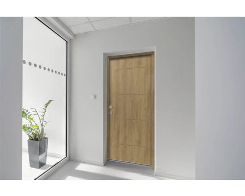 Innenraumansicht mit einer Holzstruktur-Zimmertür in einem hellen Korridor