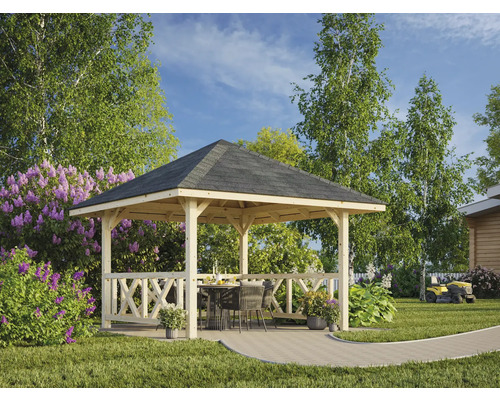 Holzpavillon mit Tisch und Stühlen im Garten