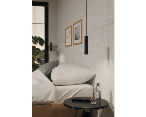 Schlafzimmer mit Bett, Nachttisch und Pendelleuchte