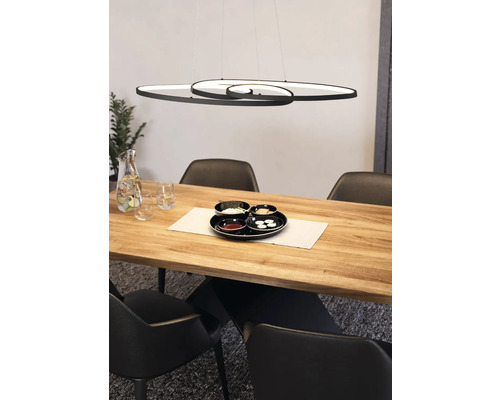 Moderne Hängeleuchte über einem Esstisch mit Geschirr