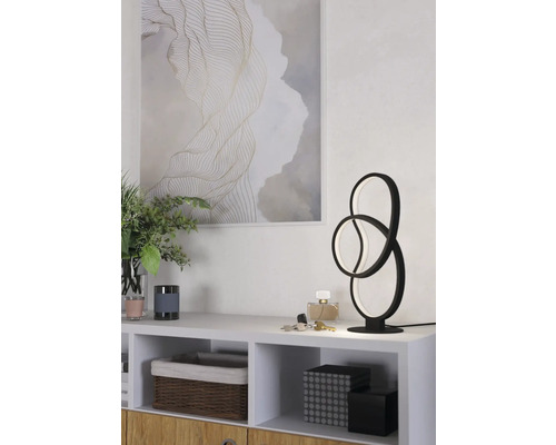 Dekorative LED-Tischleuchte auf einem weißen Regal