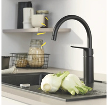 Küchenszene mit schwarzem Wasserhahn und Fenchelgemüse
