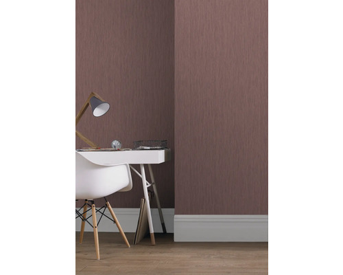 Büro mit brauner Tapete, Schreibtisch, Lampe und Stuhl