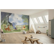 Helles Kinderzimmer mit Winnie Puuh Wandbild, Spielzelt, Kindersitzgruppe und Dachfenstern.