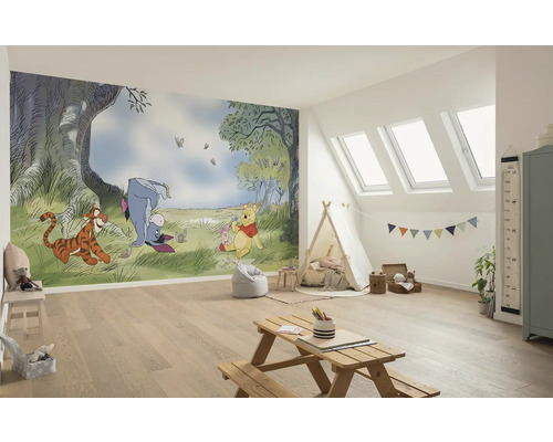 Helles Kinderzimmer mit Winnie Puuh Wandbild, Spielzelt, Kindersitzgruppe und Dachfenstern.