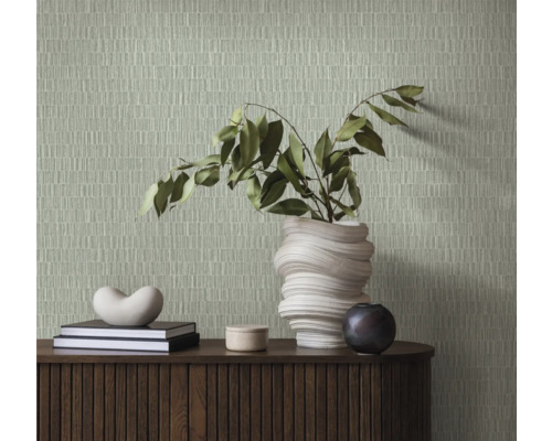 Wohnszene mit gemusterter Tapete, Anrichte, Büchern und Dekoration