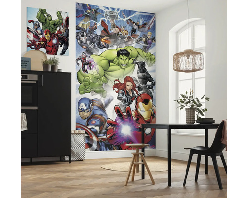 Wohnraum mit Wandbildern von Comicfiguren, Esstisch und Küchenzeile