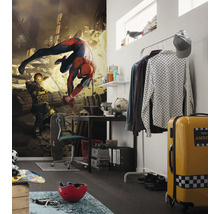 Modernes Jugendzimmer mit Spiderman-Tapete, Schreibtisch und gelbem Koffer.