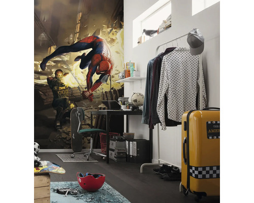Modernes Jugendzimmer mit Spiderman-Tapete, Schreibtisch und gelbem Koffer.