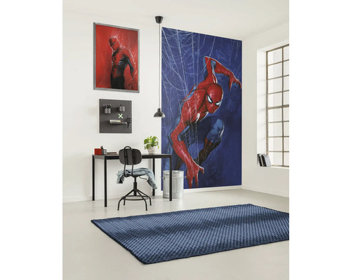 Raumansicht mit Schreibtisch, Stuhl, Spiderman-Wandbild und Teppich