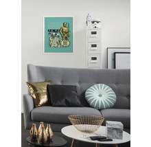 Wohnzimmer mit grauem Sofa, Kissen, Couchtisch und Star Wars-Dekoration