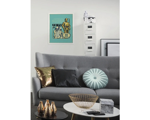 Wohnzimmer mit grauem Sofa, Kissen, Couchtisch und Star Wars-Dekoration