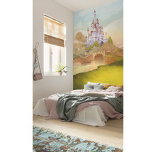 Schlafzimmer mit Wandbild eines Schlosses, Bett, Fenster und Teppich