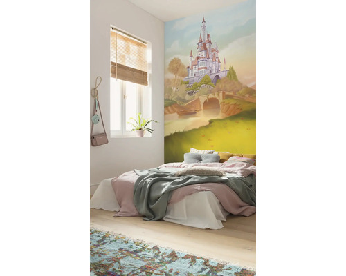 Schlafzimmer mit Wandbild eines Schlosses, Bett, Fenster und Teppich