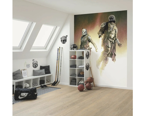 Helles Zimmer mit Dachfenstern, weißem Regal, Sportartikeln und Wandbild