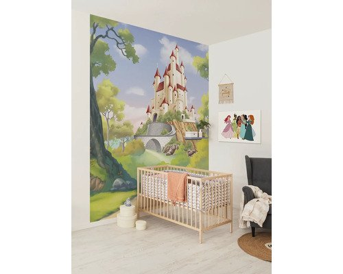 Kinderzimmer mit Wandbild einer Burg, Babybett und Sessel
