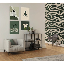 Wohnzimmer mit Sessel, Regal und Wanddekoration mit Mickey Mouse Motiven