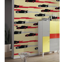 Raumansicht mit einer gemusterten Tapete mit Autos, kombiniert mit einem farbenfrohen Schrank.