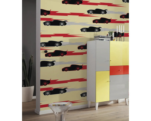 Raumansicht mit einer gemusterten Tapete mit Autos, kombiniert mit einem farbenfrohen Schrank.