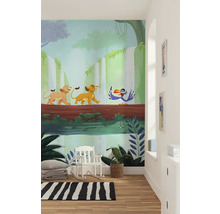 Szene mit einer Wandtapete aus dem Film Der König der Löwen in einem Zimmer mit einem Schaukelstuhl, einem Teppich und einer Pflanze