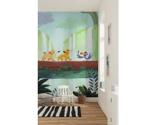 Szene mit einer Wandtapete aus dem Film Der König der Löwen in einem Zimmer mit einem Schaukelstuhl, einem Teppich und einer Pflanze