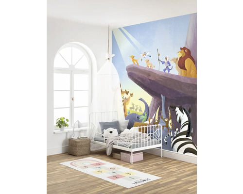 Kinderzimmer mit Wandbild, Kinderbett und Spielteppich