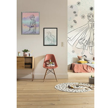 Kinderzimmer mit Möbeln, Wandbildern und Spielzeug