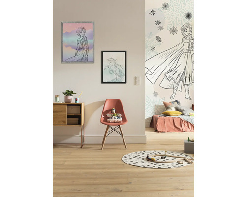 Kinderzimmer mit Möbeln, Wandbildern und Spielzeug