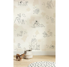 Kinderzimmer mit einer Tapete mit Disney Motiven, einem Spielzeug und einem Korb