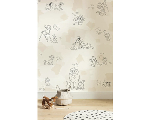 Kinderzimmer mit einer Tapete mit Disney Motiven, einem Spielzeug und einem Korb