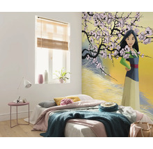 Helles Schlafzimmer mit Bett, Beistelltisch, Fenster mit Jalousie und Wandbild mit Mulan-Motiv