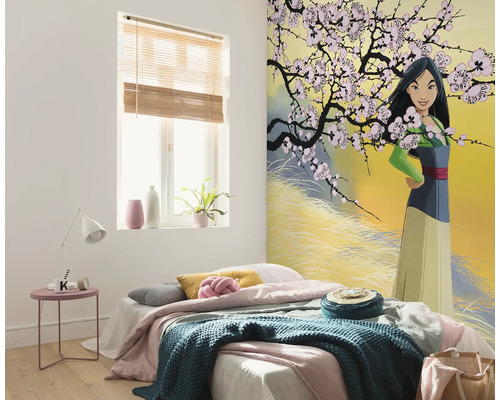 Helles Schlafzimmer mit Bett, Beistelltisch, Fenster mit Jalousie und Wandbild mit Mulan-Motiv