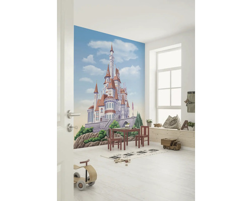 Kinderzimmer mit Burgtapete, Tisch und Stühlen
