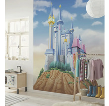 Kinderzimmer mit Wandbild eines Schlosses, Spielküche und Kleiderständer.