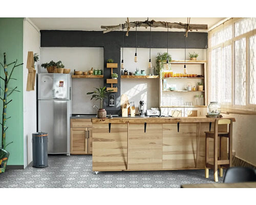 Helle Küche mit Kochinsel, Regalen und Edelstahlkühlschrank.