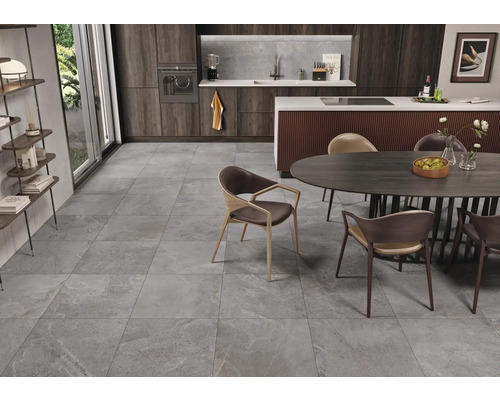 Moderne Küche mit grauem Fliesenboden, Esstisch und Stühlen