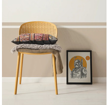 Dekoratives Stillleben mit Stuhl, Kissen und gerahmtem Bild