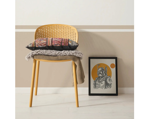 Szene mit Stuhl, Kissen und gerahmtem Bild