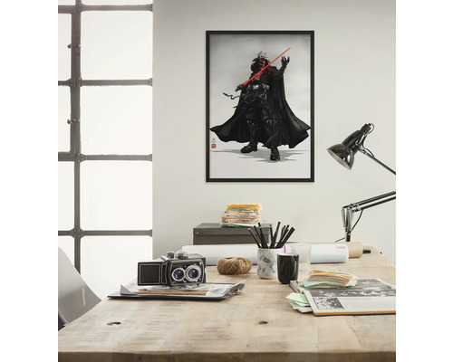 Gerahmtes Bild mit Darth Vader an einer Wand über einem Schreibtisch
