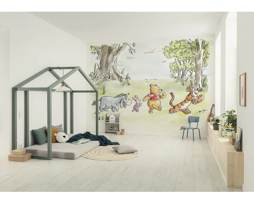 Kinderzimmer mit Hausbett und Wandbild mit Winnie Puuh Motiven