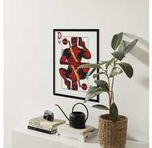 Gerahmtes Poster mit einer Comicfigur, platziert in einem hellen Raum.