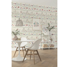 Esszimmer mit Winnie Puuh Tapete, Esstisch und Regal