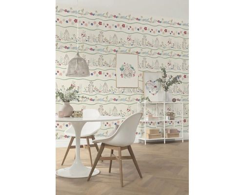 Esszimmer mit Winnie Puuh Tapete, Esstisch und Regal