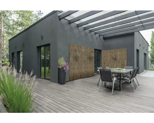 Modernes Haus mit Terrasse, Esstisch und dekorativen Holzwänden