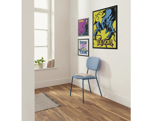 Dekoratives Interieur mit Venom-Postern an der Wand und einem hellblauen Stuhl