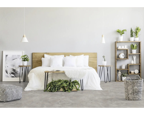 Helles Schlafzimmer mit Holzbett, Nachttischen und dekorativen Elementen