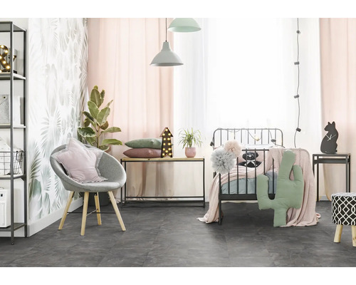 Ein Kinderzimmer mit einem Bett, einem Sessel und verschiedenen Möbelstücken.