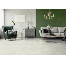 Helles Wohnzimmer mit Sessel, Sofa und Kommode