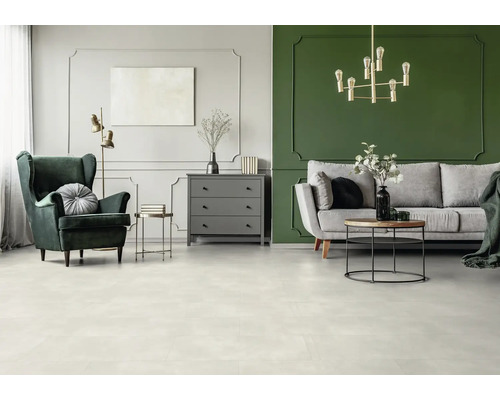 Helles Wohnzimmer mit Sessel, Sofa und Kommode