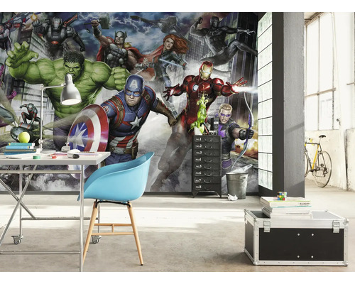 Raum mit Avengers-Fototapete, Schreibtisch, Stuhl und Aufbewahrungstruhe